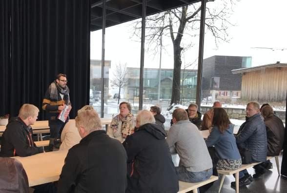 Bygget har store glassflater, og slik er utstillingane tilgjengelege «heile døgnet». Samarbeid er essensielt for dette prosjektet.