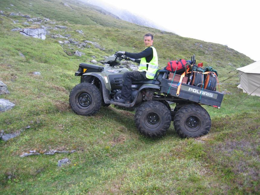 1. INNLEDNING I forbindelse med aktiviteten "Risiko Og Sårbarhetsanalyse Fjellskred i Troms", har NGU utført geofysiske målinger på Nordnesfjellet i Kåfjord kommune.