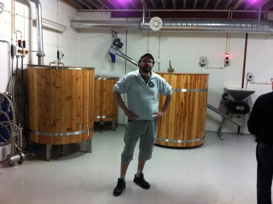 2013 var lei av å kjøre lastebil og tanken om å produsere eget øl dukket opp, og han startet med prøvebrygging hjemme på kjøkkenet.