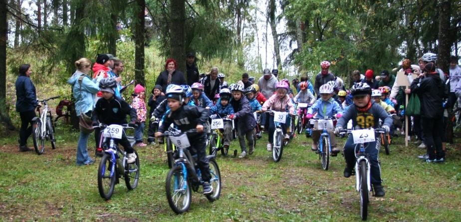 Fotod: kedagi. Kõik, kes startisid, jõudsid kenasti lõppu ja said auhinnaks karastusjoogi Saku Õlletehaselt. Kell 11 startisid noormehed ja neiud, nemad läbisid 3,5 km.