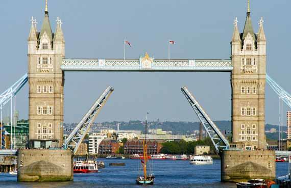 Oppgåve 8 (4 poeng) Tower Bridge er ei klaffebru over Themsen i London. Avstanden mellom tårna er 60 m. Brua har to like store klaffar som kan hevast for å la båtar køyre forbi.