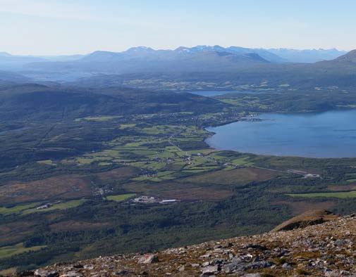 HØLTINDEN / LUOBBARVÁRRI 1033 moh Høltinden ligger som et utsiktstårn over lavlandet i Sørkjos Storsteinnesområdet, aller nordvestligst i den alpine fjellheimen mellom Tamokdalen og Balsfjorden.