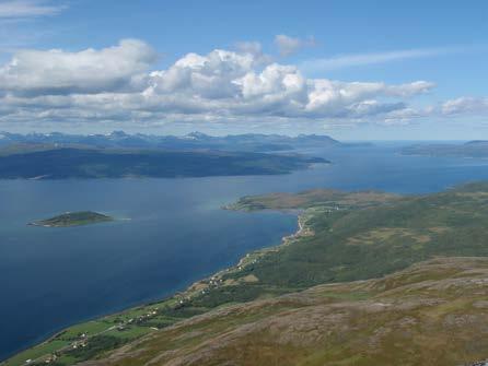 MORTENHALSSKOLTEN 767 moh Meget fin utsikt over det meste av Malangen, og ut mot havet. Varde på toppen - et av Kartverkets gamle trigonometriske punkter. Trimpostkasse.