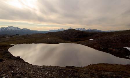 REINGJERDFJELLET / GEATKEVÁRRI 654 moh Det samiske navnet betyr Jervefjellet. Fjellet reiser seg som et tårn over lavlandet i Øverbygd. Nokså frodig landskap, mye grønt oppå topplatået.