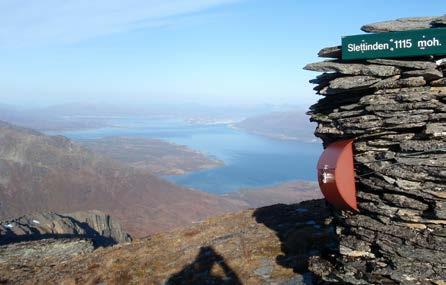 SLETTINDEN / RIIDDAVÁRRI 1115 moh En av de aller høyeste tindene på Malangshalvøya med markert silhuett, også sett fra Tromsø by. Ligger sentralt på halvøya og kan nås fra flere veier.