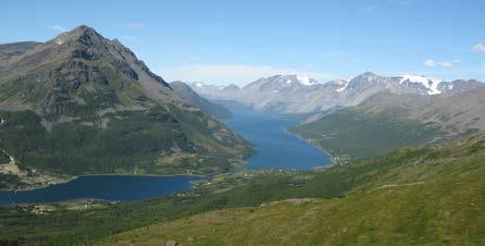 TOMASJORDTINDEN / ORRITVÁRRI 876 moh Tomasjordtinden er også kalt Laksvatnfjellet. Meget fin utsikt over indre og midtre del av Balsfjorden og Sørfjorden (indre del av Ullsfjorden).