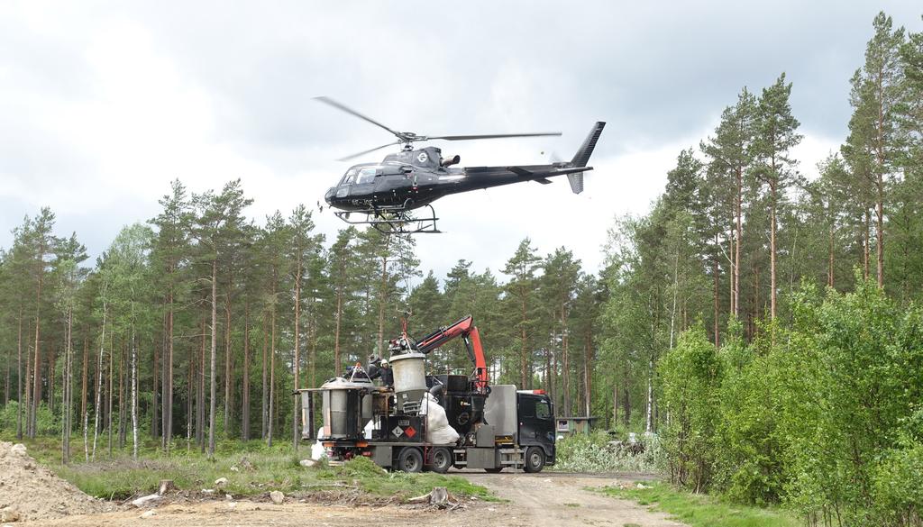 11 GJØDSLING AV SKOG NIBIO BOK 3(11) Figur 5. Skoggjødsling med helikopter. Her henter helikopteret en ny ladning med gjødsel fra depotet på bakken.