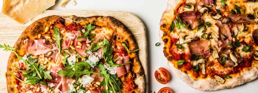 PIZZA OG VARM FOCACCIA Fra vår pizzeria hvor vi steker pizza og focaccia i vår italienske steinovn.