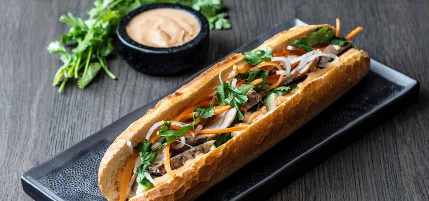 BAGUETTER Bánh mì med kylling Et utvalg med gode klassikere og spennende nye baguetter. Nytt på menyen i år er Bánh mì - en klassisk vietnamesisk baguettstil.