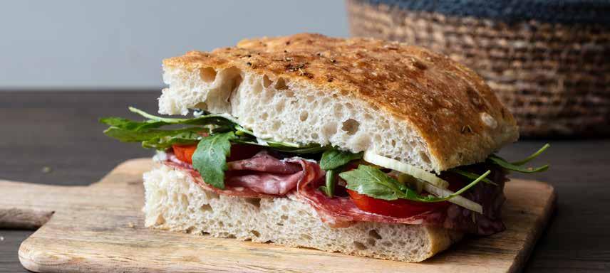 FOCACCIA OG RUNDSTYKKER 63 KR FOCACCIA SANDWICH FOCACCIA MED FENNIKEL-SALAMI Fennikel-salami, ricottakrem, fennikel, tomat, ruccola, vårløk Allergener: Melk, gluten FOCACCIA VEGETAR Bakt paprika,