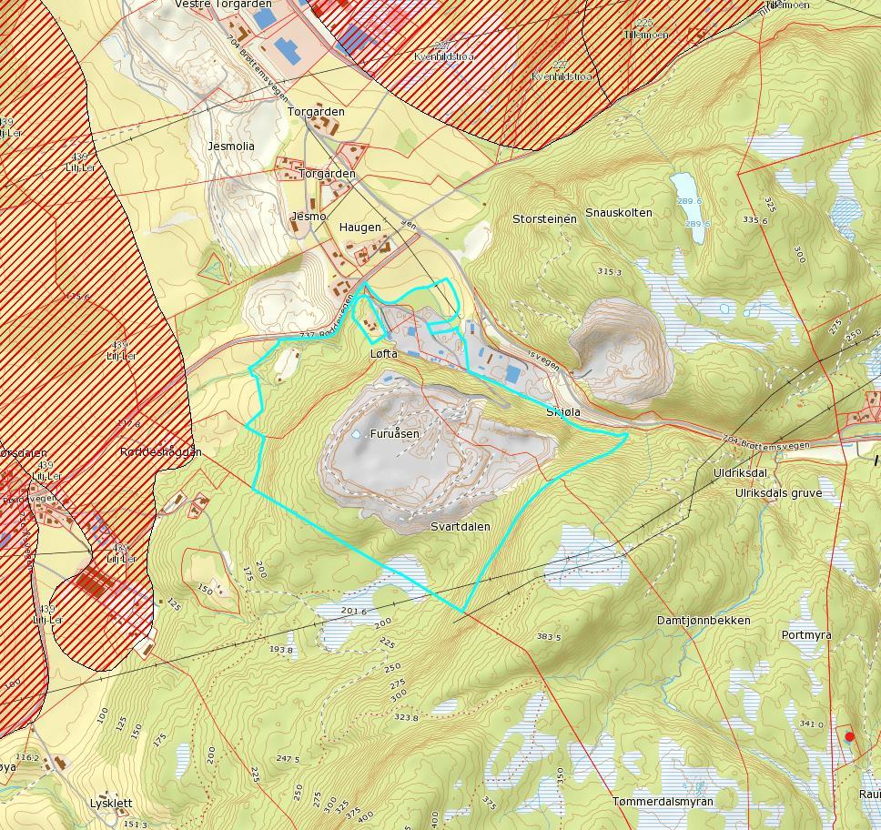 Vassfjell pukkverk ligger tett opp i et myrområde mot sør og grensa til Melhus kommune (Svartåsmyra). Ved dagens situasjon er det lite vanninnsig fra myrområdet til steinbruddet.