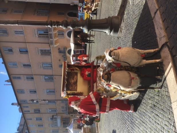 Vi samles til en stor festlunsj slik italienske familier samler seg hjemme denne spesielle høytidsdagen.