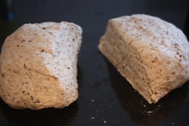 Del i to like deler og form to brød som du legger i formene.