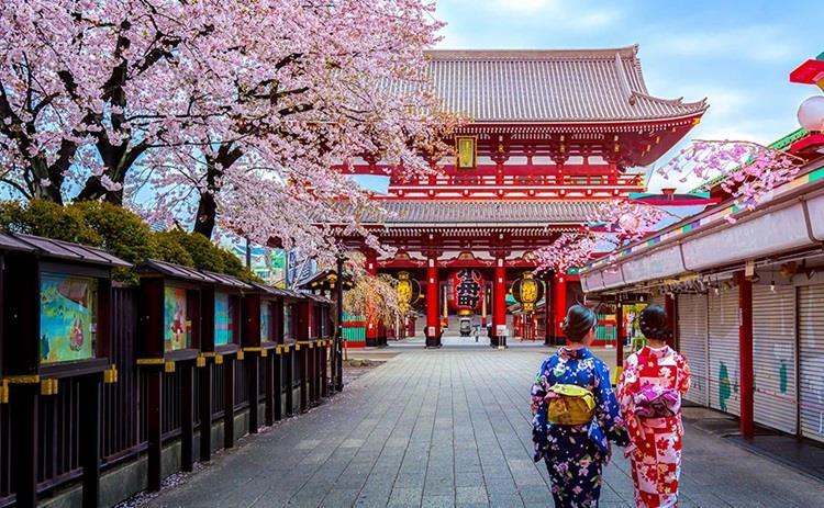 SØNDAG Dag 3 TOKYO Frokost på hotellet. Etter frokost treffes vi i resepsjonen og får med oss noen av høydepunktene: Asakusa, Sensoji Tempelet - er en av Tokyos eldre deler.