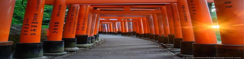 Deretter videre med tog til Kyoto stasjon 14:15 Ankomst Kyoto stasjon. Transport videre med buss 15:00 Besøk på Fushimi Inari Shrine. Dette er en av Kyotos mest visuelt spektakulære helligdommer.