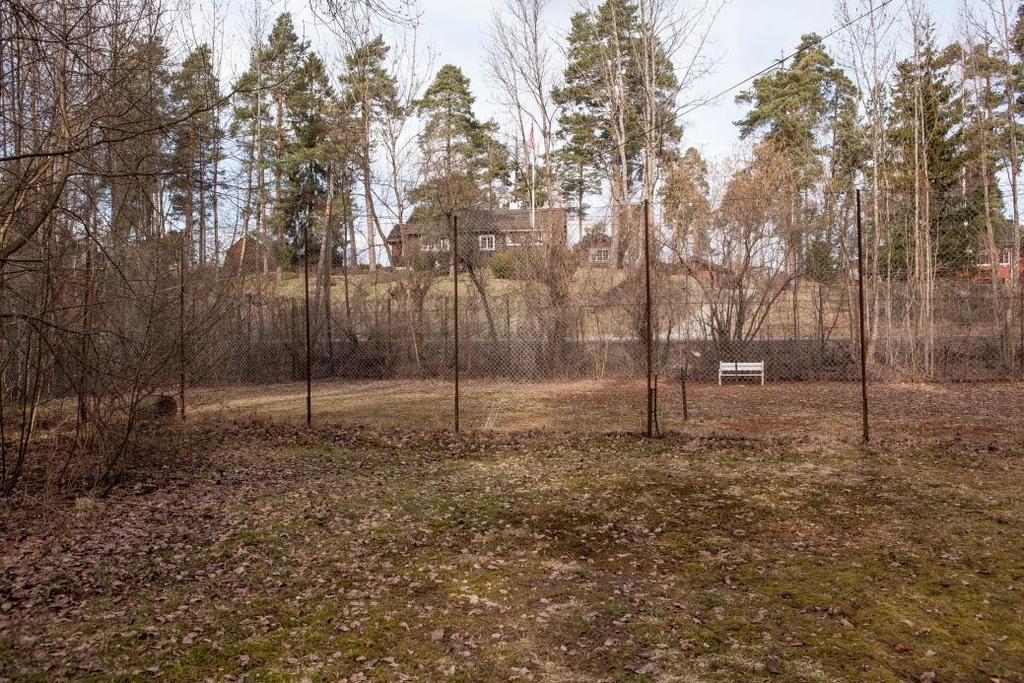 Den nordre halvdelen av eiendommen sterkt kulturpreget ved å ha en del innslag av gressplen og en gammel tennisbane.