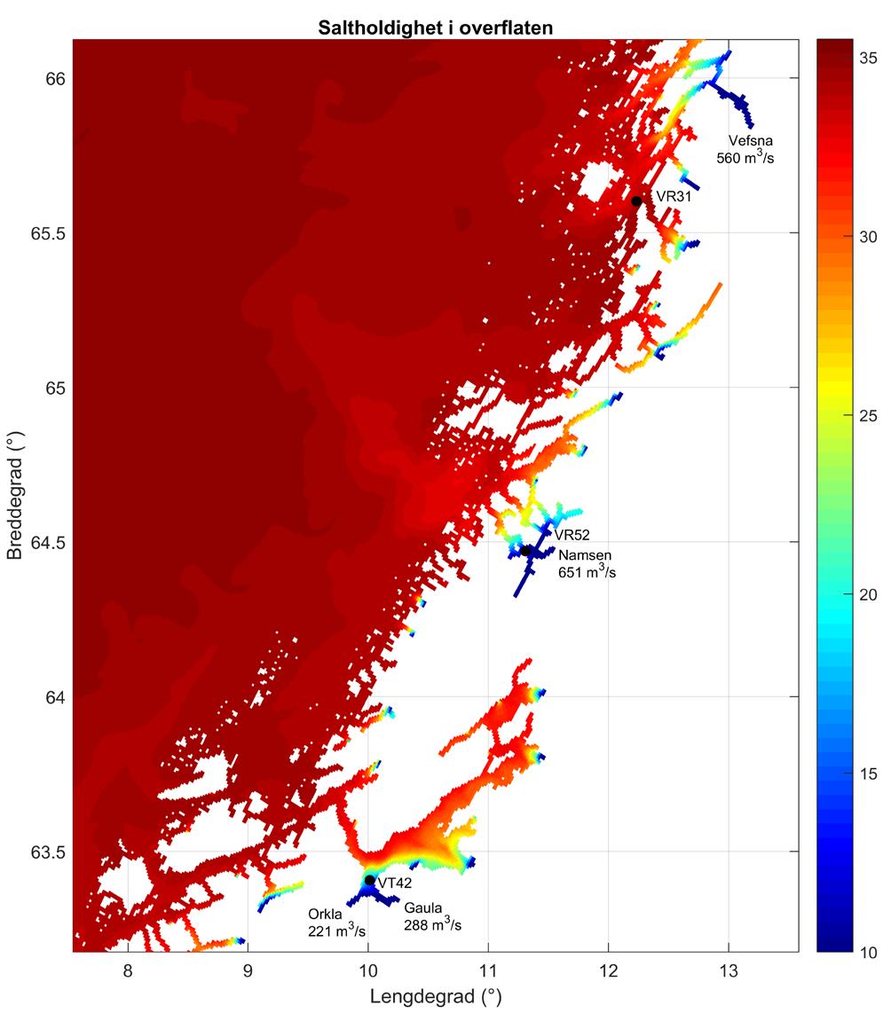 Figur 3. Saltholdigheten i overflatelaget i en flomsituasjon basert på modellresultater fra den norske kystmodellen (Albretsen et al., 2011). De tre hydrografistasjonene er markert med svarte prikker.