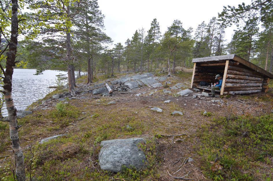 Ny gapahuk kommer her. Inkl plattinger ned til vannet og ny bålplass Tiltak iverksatt men ikke ferdigstilt.