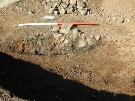 Ved registreringen ble gjort funn av et fragment ubrent bein og en klump brent leire i denne strukturen, men ingen funn fremkom ved utgravningen.
