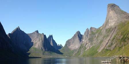 De syv søstre er et kjent landemerke på Helgelandskysten (klasse 5). Blokktind i Rødøy (LO 735, klasse 4) Olstind (LO 2674) og Helevetstind (LO 106) klasse 5.