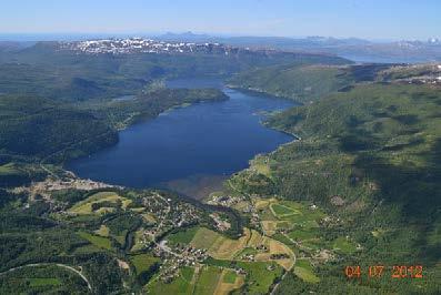 Tettstedene ligger ofte ute i de store og åpne fjordene i Nordland og er vokst fram som knutepunkt mellom jordbruksgrendene i de tilgrensende det åpne fjordlandskapet med infrastruktur og jordbruk