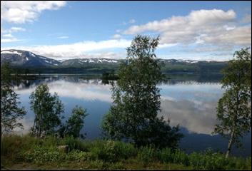 Maiija betyr vidt utsyn på samisk og det store vannspeilet (5 km bredt) skaper et spesielt lys i den svært åpne dalformen. E6 og Nordlands-banen går lang østsida av vatnet.