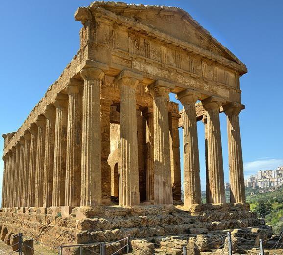 Vi ser blant annet den flotte keramikkdekkede trappen. På veien til Agrigento besøker vi Piazza Armerina hvor det kjente Villa Romana del Casale ligger.