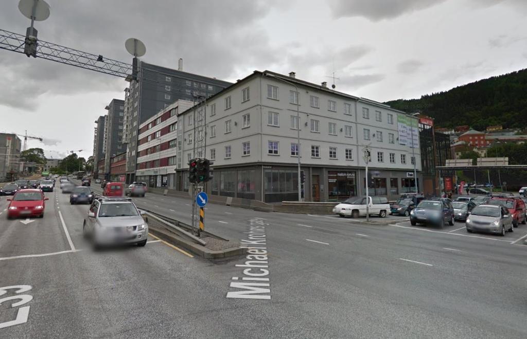 : 5155807 Figur 1 - Plassering av planområdet, målestasjonen Danmarksplass og avstand til sentrum av vegbanen. Foto: Google Maps.