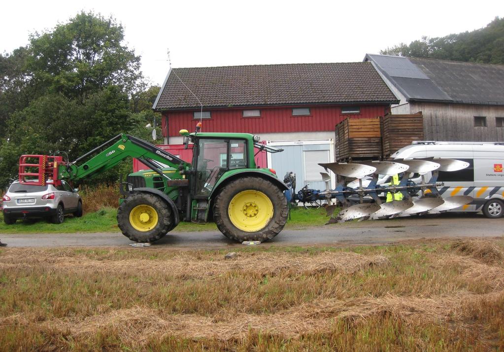 Per Try JD 6430 med 4 skjærs vendeplog Foran: Vredestein Traxion: 540/65 R24, 140 A8 Bak: Trelleborg TM 800: 600/65 R38, 153 D Max bakaksel: 6 800 kg.