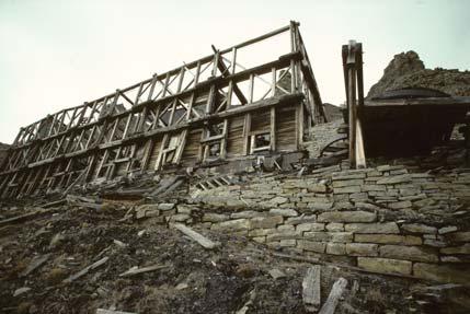 20 21 kaianlegg nede ved sjøen. Sesongen 1908-09 var det første ordinære produksjonsåret, og det ble bygget kraftstasjon, anlagt jernbane mellom byen og kaia, samt taubane fra gruva til kullageret.