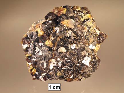 Holmen består av senprekambriske karbonatbergarter som i tertiær alder eller senere har blitt sterkt foldet, breksjiert og gjennomsatt av en SV-NØ gående forkastning.
