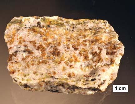 Asuritt opptrer av og til som mikrokrystaller i små druser, men vanligere er opptil 5 cm tykke massive finkornede lyseblå årer av asuritt med andre mineraler iblandet.