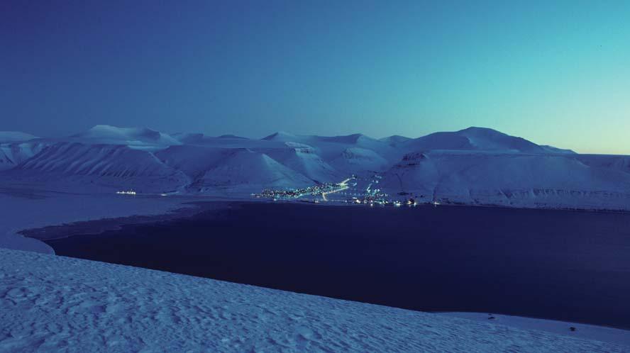 4 Svalbard er et høyarktisk øyrike innenfor 74 o og 81 o nordlig bredde og 10 o og 35 o østlig lengde. I flateinnhold er det omlag 62 000 km 2 eller halvannen gang så stort som Danmark.