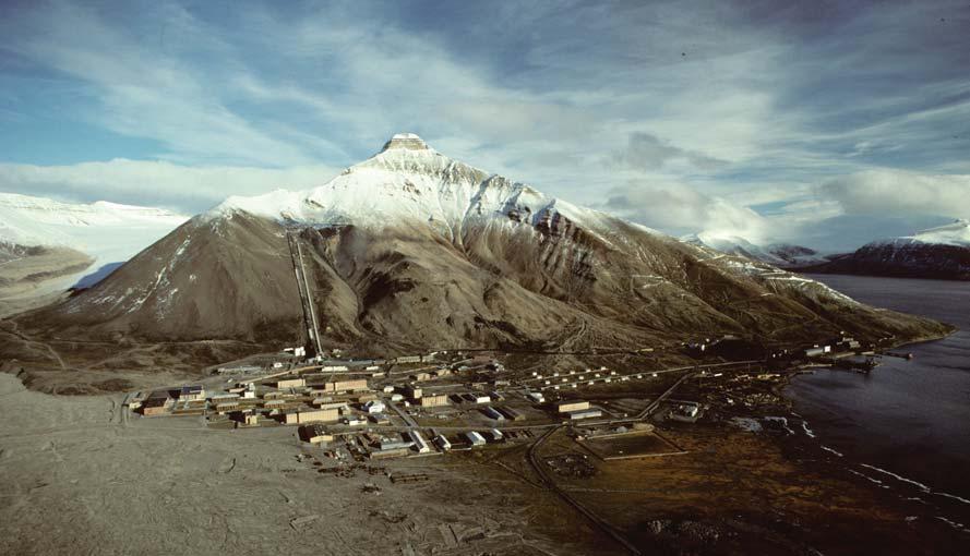 6 7 I fjellet Pyramiden har det vært gruvedrift på kull av karbon-alder. tørt klima dels på land og dels i fersk- og brakkvann.