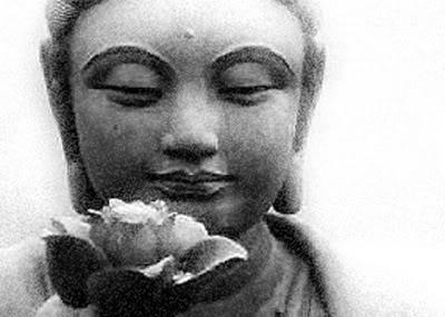 BUDDHA (En kortfattet biografi) På fullmånedagen i mai, og etter vår tidsregning, i året 566 f. Kr., ble det i byen Kapilavatthu, født en prins som fikk navnet Siddhartha.