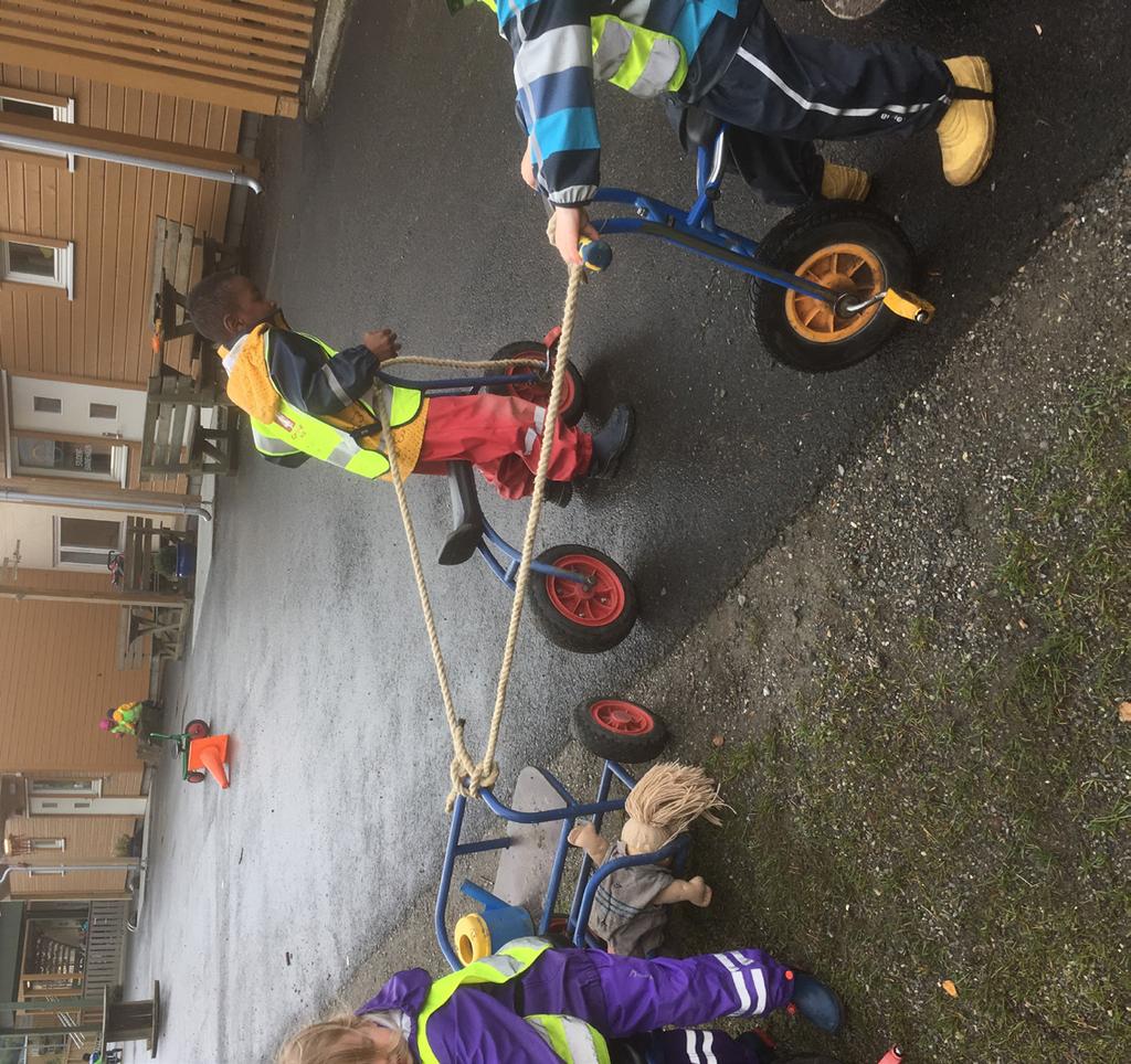 Vi leier våre lokaler av Steinkjer kommune, og er samlokalisert med Steinkjersannan barnehage (7 avd.) og Åpen barnehage. Vi har felles utelekeplass og mulighet for å samarbeide med de ved behov.