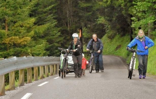 Premieutdeling ved markedsplassen i Eikesdal, etter at alle kom ned fra fjellet for egen maskin. Spesielt gjevt var det å donere kr 10.000,- til kreftsaken denne dagen.