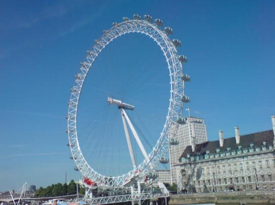 Oppgave 3 (6 poeng) London Eye er et pariserhjul med diameter lik 35 m. En runde tar 30 min. Passasjerene går ombord i pariserhjulet fra en plattform som ligger m over bakkenivå.