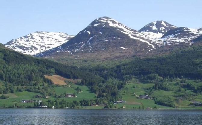 Side 3 av 5 Helgheim og Huus sett frå sørsida av Jølstravatnet. Foto oppstrøms inntaksområdet i Helgheimselva. Her går elva over sva. 2.