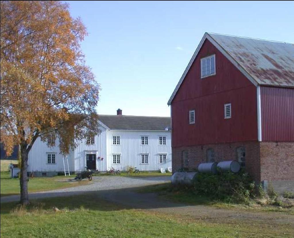Figur 4.4. Tunet på Grendstad med tradisjonelle og velholdte bygninger. Verdi Enhetlige gårdsmiljø som er representative for regionen.