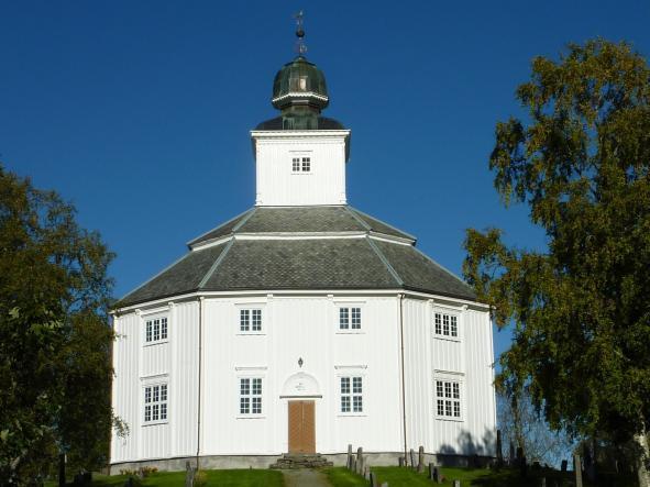 Det finnes mange åttekantede, eller oktogonale, kirker i Norge, men dette er likevel ikke en helt vanlig utbredt form.
