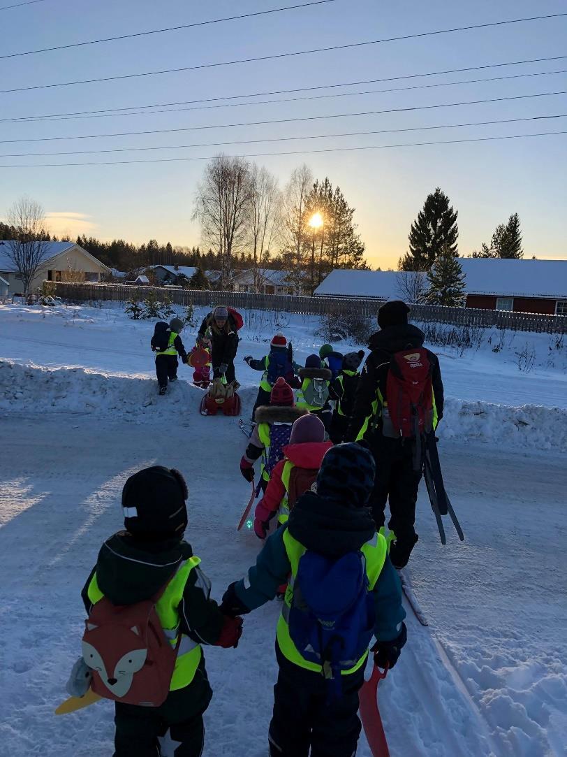 Huskereglene våre i trafikken, som også er utgangspunkt for samtale om trafikk: Bruk øynene! Se deg alltid godt for når du er i trafikken! Bruk ørene! Det er ikke alltid du kan se biler som kommer!