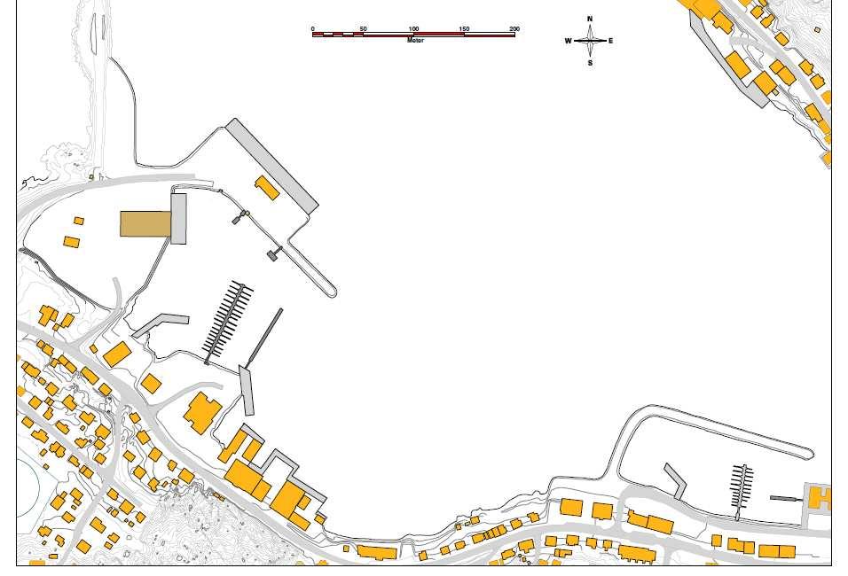 Sak 10/13 Illustrasjonen viser utfylling av området bak molo Q, og ny fiskerikai på 50 meter. I denne illustrasjonen er flytebryggen til Kjøllefjord småbåtforening flyttet innenfor molo P.