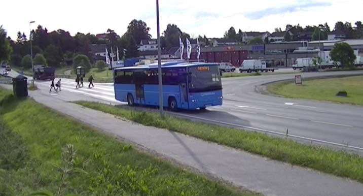 Det ble blant annet observert at reisende som ankommer med buss krysser kjørebanen i plan, som vist i Figur 16. Figur 16: Kollektivreisende krysser kjørebanen bak bussen 2.