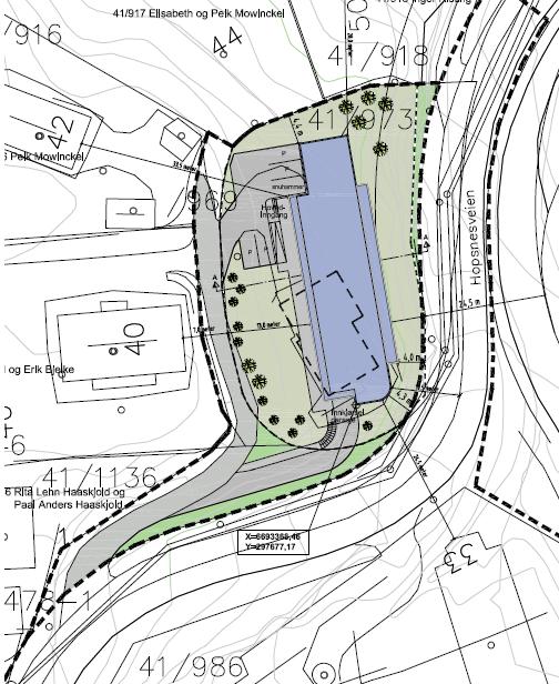 Planområdet grenser til Hopsnesvegen mot øst og sør, samt en felles tilknytningsvei (fra Hopsnesvegen) med naboer mot vest nr. 40 (41/946), nr. 42 (41/916) og ubebygget tomt gnr. 41 bnr. 917.