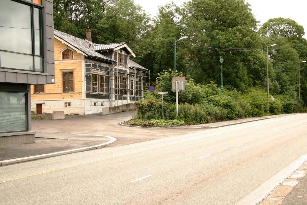 Figur 2 Krysset Jekteviksbakken/Torborg Nedreaas gate rett nord for planområdet er også utkjørsel fra parkeringsanlegget for universitets bygg, boligene langs