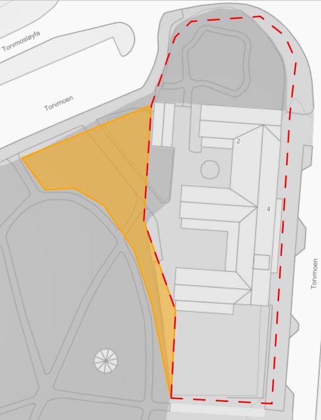 Innenfor gjerdet til Torvmoen barnehage er det i tillegg til den oppmålte tomta allerede innlemmet et areal, som er regulert til friområde.