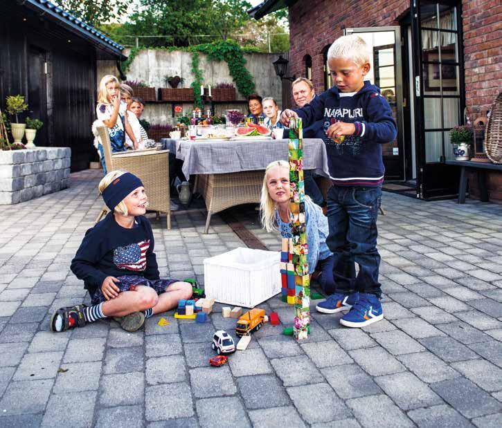 En eiendom der hus og gårdsplass harmonerer i form og farge gir et svært positivt