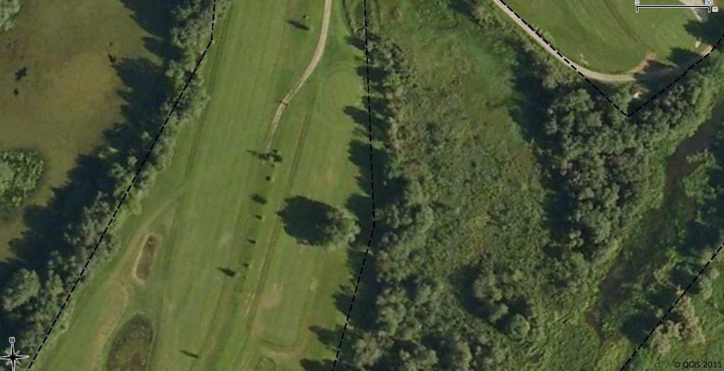 Mellom nedkjøringen til golfbanen og reservatet ligger det en gjødseldam, som tar i mot husdyrgjødsel fra jordene ovenfor vegen (se fig. 4.4).
