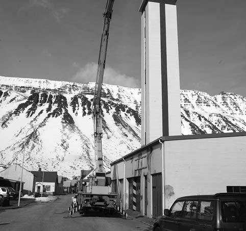 Ekki sé vitað um lykilþætti eins og til dæmis hversu mikill úrgangur og þess háttar komi frá stöðinni. Össuri skilst að stöðin munu vinna úr átta milljónum tonna af hráolíu á ári.